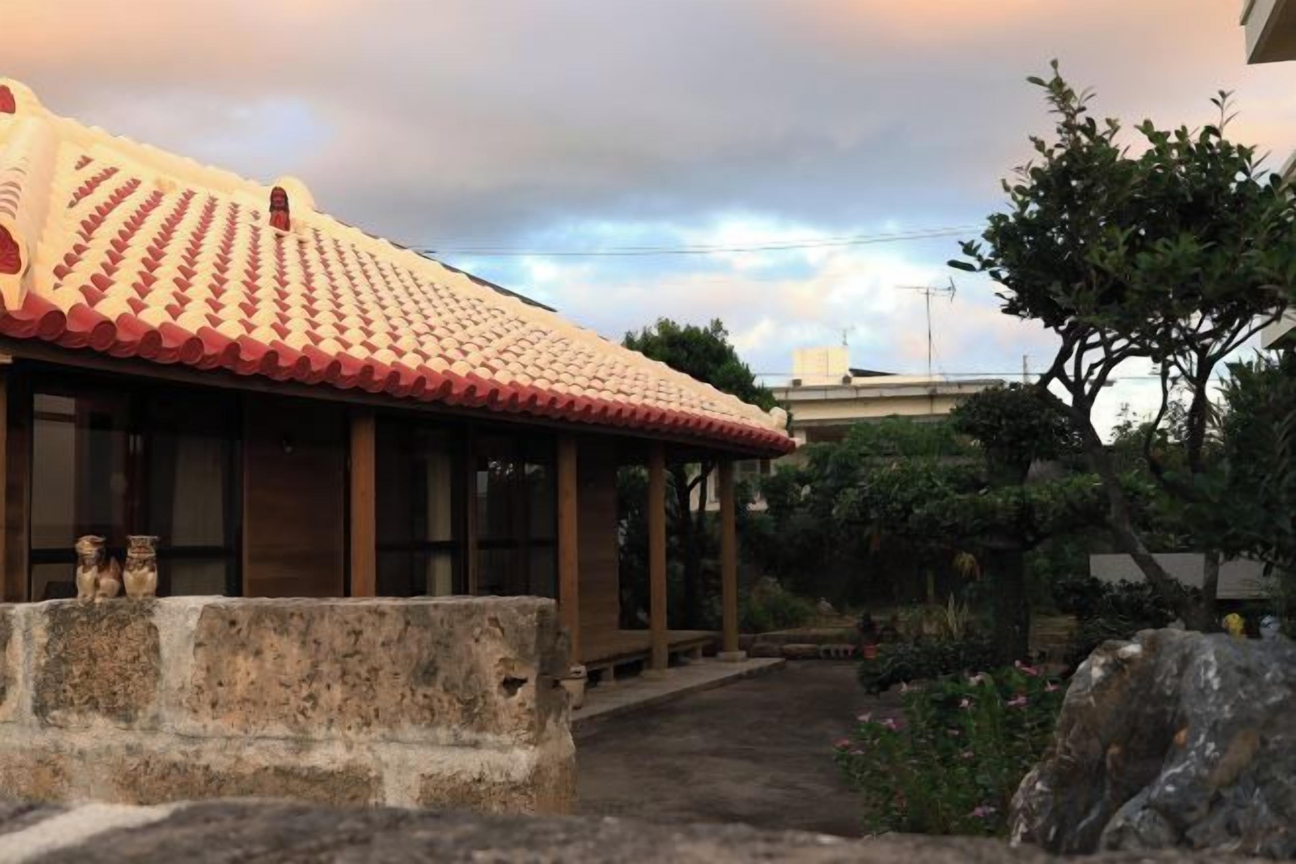Um edifício tradicional com telhado de azulejos e base de pedra.