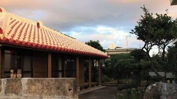 Um edifício tradicional com telhado de azulejos e base de pedra.
