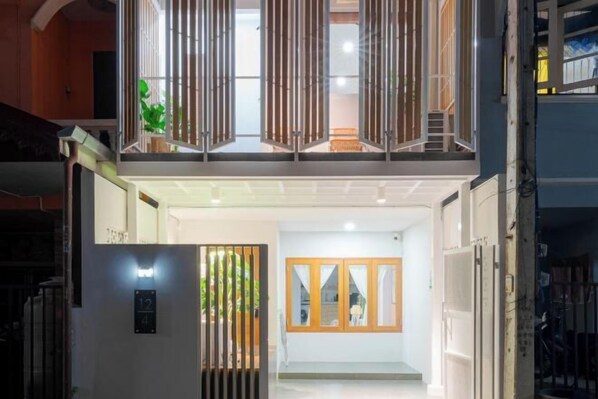 Exterior - Modern Townhome / 2BR near CNX moat (Chiang Mai)