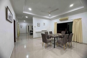 Dining - 25 pax Golf Resort Private Villa (Padang Cina)