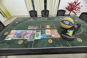 Una mesa de conferencias con secciones numeradas, una pelota de baloncesto y varios libros.