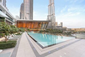 Outdoor pool - SML Vacation Homes Dubai - Sky High Apartments (Dubai)