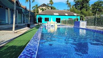 Kolam renang terbuka