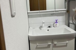 Bathroom - Flower Tea Hotel (Tokyo)