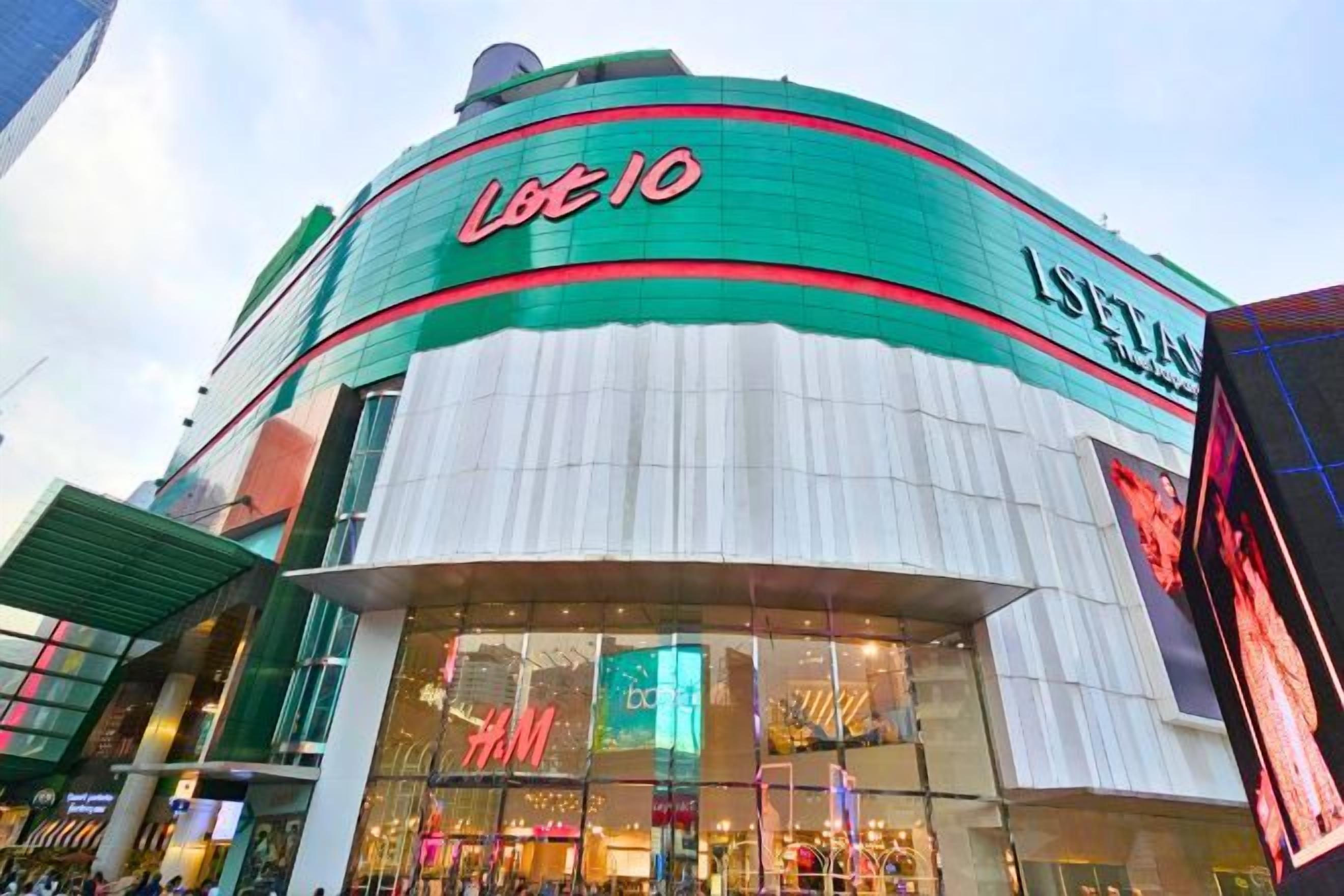 Suuri ostoskeskus, jonka näkyvällä julkisivulla on suuri lasipinta ja moderni arkkitehtoninen ilme. Keskuksen nimikyltissä lukee selvästi ”Lot 10”.