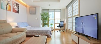 STUNNING 1-bedroom CORNER condo with Lots of Sunlight and your "Premier" Host!