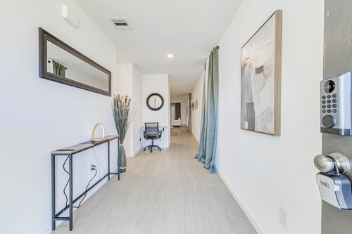 Brand New 4BR house in delightful New Caney near BUSH International Airport