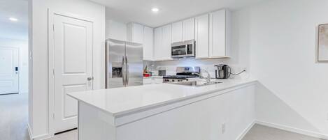 Frigorífico, microondas, horno y lavavajillas