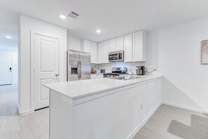 Kühlschrank, Mikrowelle, Ofen, Geschirrspüler