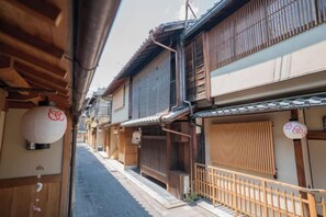 المنشأة من الخارج