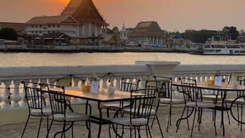 تناول الطعام بالخارج