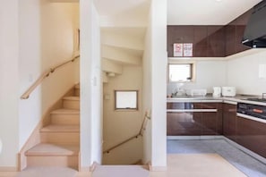 Interior - CROWN OOJIMA (Tokyo)