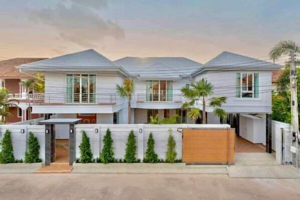 المنشأة من الخارج