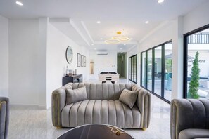 Living area - The Moment Pool Villa (Sattahip)