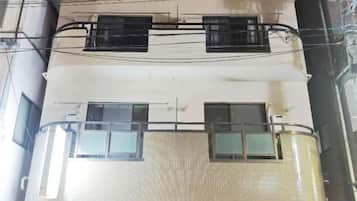 Un edificio de varios pisos con balcones y ventanas.