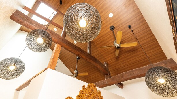 A ceiling with wooden beams, a ceiling fan, and pendant lights. - Kyobu Higashiyama (Kyoto)