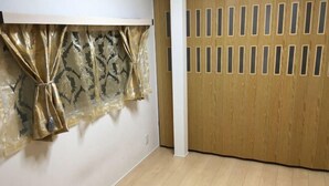 A room with a wooden floor, a white wall, and a wooden door with a grid pattern. - 3BR - Shinjuku area, 5mins from station (Tokyo)