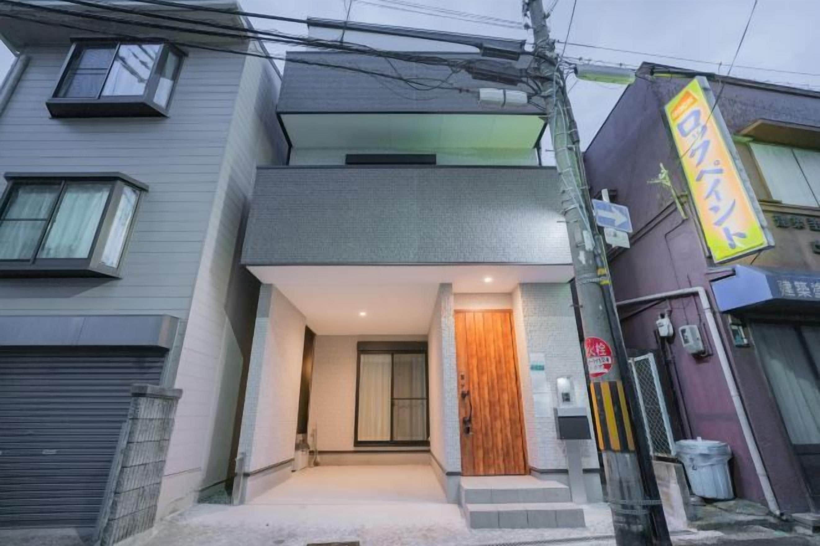 Un immeuble à deux étages doté d’une façade moderne, d’une entrée bien visible et d’une enseigne.