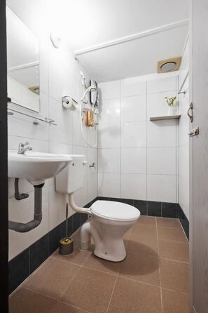Bathroom - IpohGarden Homestay, 4-12pax 10mins to attraction (Ipoh)