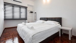 A bedroom with a bed, bedside table, and a window with blinds. - IpohGarden Homestay, 4-12pax 10mins to attraction (Ipoh)
