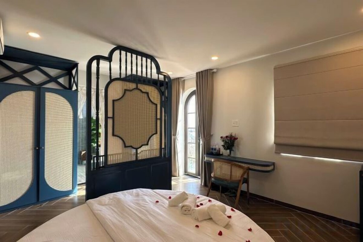 Romantic Round-bed Room