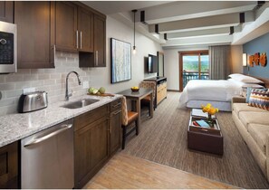 Tabla de planchar con plancha, internet y ropa de cama