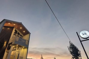 Un edificio con balcón y un letrero que dice 'Hotel'.