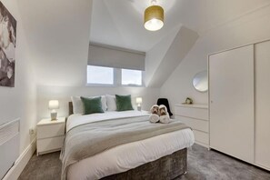 Room - Hudson's Haven Apartment- By Week2Week (Newcastle)