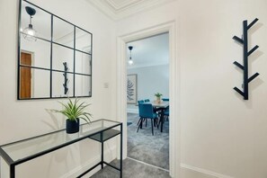 Room - Hudson's Haven Apartment- By Week2Week (Newcastle)