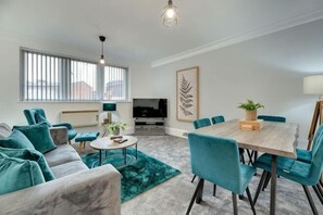 Room - Hudson's Haven Apartment- By Week2Week (Newcastle)