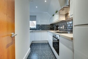 Room - Hudson's Haven Apartment- By Week2Week (Newcastle)