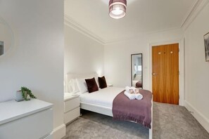 Room - Hudson's Haven Apartment- By Week2Week (Newcastle)