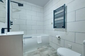 Room - Hudson's Haven Apartment- By Week2Week (Newcastle)