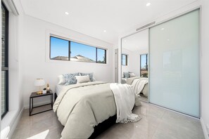 5 bedrooms, iron/ironing board, travel cot, free WiFi - Jam Home | Modern Living Spacious House in Heart of West Ryde (West Ryde)