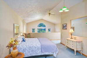 4 habitaciones, escritorio y tabla de planchar con plancha 