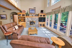 Smart TV, fireplace, books - River Bend Retreat (Bonneville County)