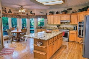 Fridge, microwave, oven, stovetop - River Bend Retreat (Bonneville County)