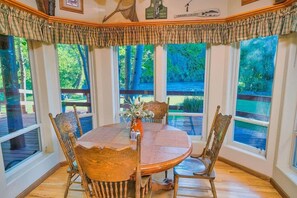 Dining - River Bend Retreat (Bonneville County)