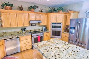 Fridge, microwave, oven, stovetop - River Bend Retreat (Bonneville County)