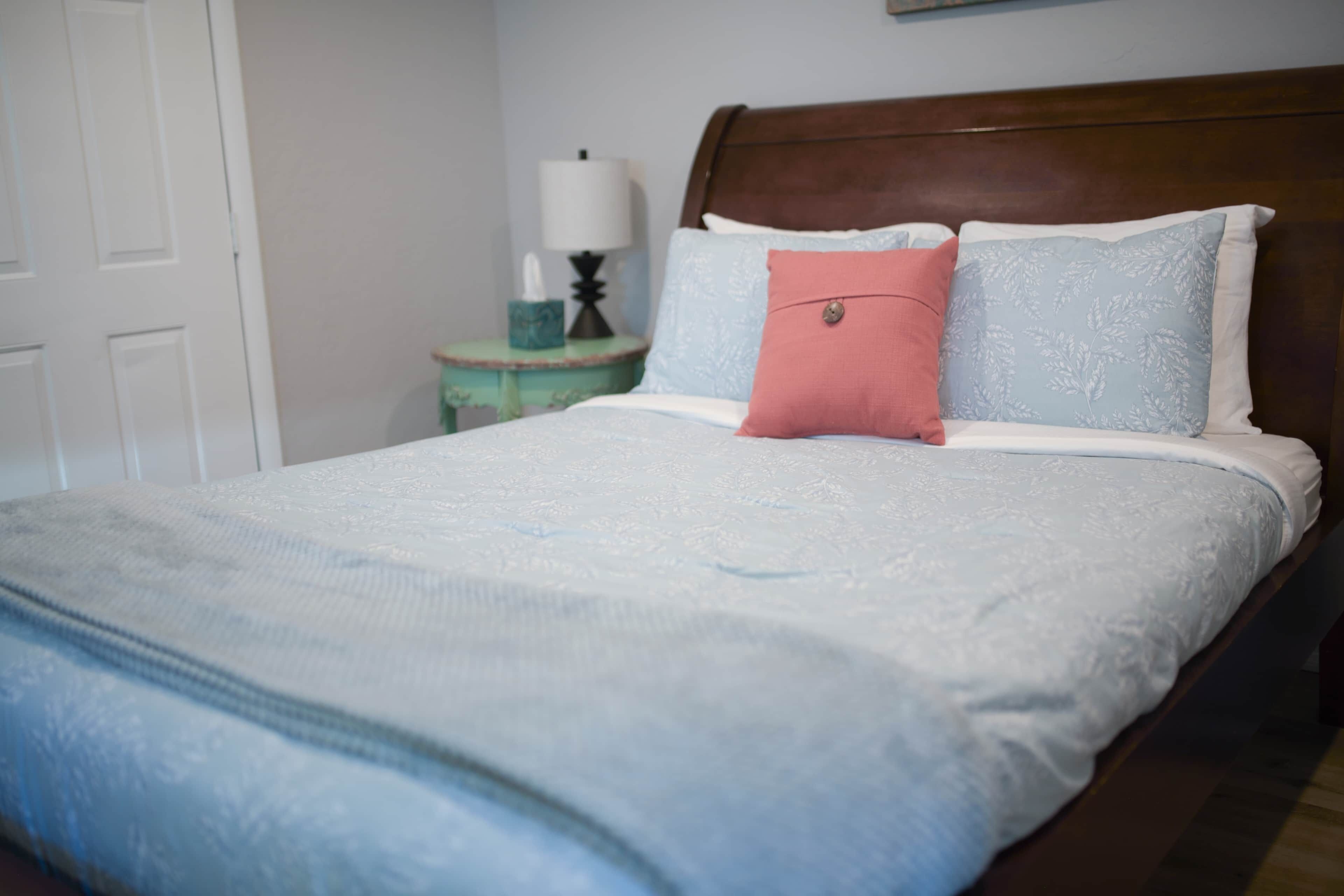 1 habitación, tabla de planchar con plancha, cuna de viaje y wifi 