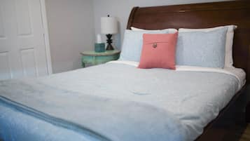 Tabla de planchar con plancha, cuna de viaje, wifi y ropa de cama
