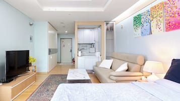 Tabla de planchar con plancha, wifi y ropa de cama