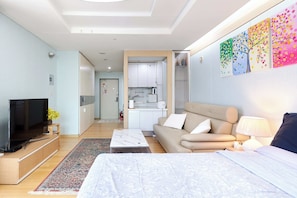 Tabla de planchar con plancha, wifi y ropa de cama