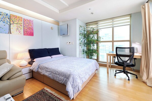 1 bedroom, in-room safe, desk, iron/ironing board