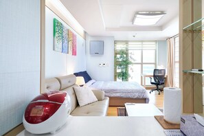 1 Schlafzimmer, Zimmersafe, Schreibtisch, Bügeleisen/Bügelbrett