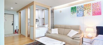 Corner Super 1-bedroom condo with AC in the heart of Gangnam!