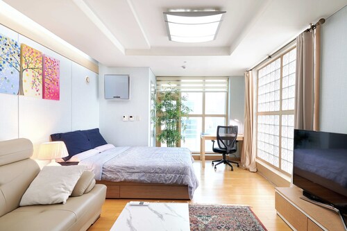 SUPER 1 Bedroom Corner Condo! Best deal in Gangnam with a "Premier Host"!