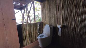 Bathtub, free toiletries, towels, soap