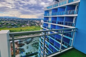 Exterior - 2 BR Penthouse w/ Wide Balcony and 7ft Billiards (San Fernando)