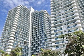 Exterior - 2 BR Penthouse w/ Wide Balcony and 7ft Billiards (San Fernando)